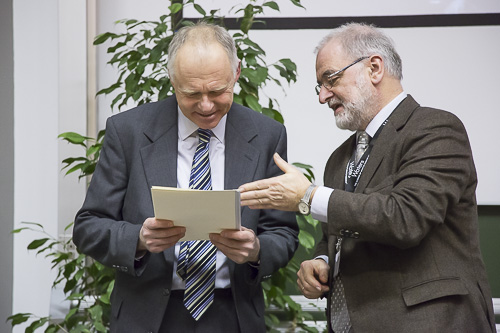Michael Linscheid (rechts) berreicht die Urkunde fr den Wolfgang-Paul-Vortrag an Frantisek Tureček.