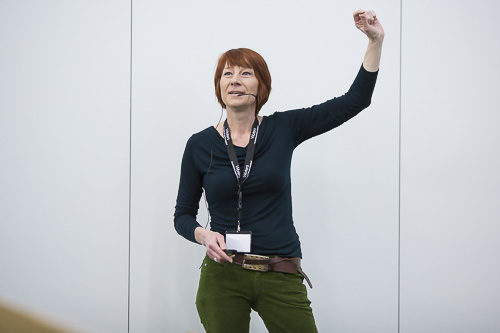 Kathrin Breuker (Universitt Innsbruck, sterreich) wird beim Vortrag dynamisch.