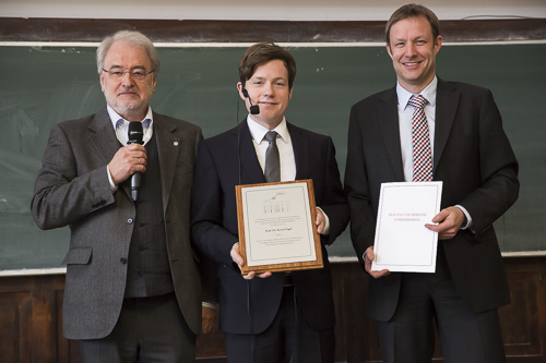 Von links stehen nach der Verleihung des Mattauch-Herzog-Frderpreises Michael Linscheid, Preistrger Kevin Pagel und Thomas Moehring (Thermo Fisher Scientific).